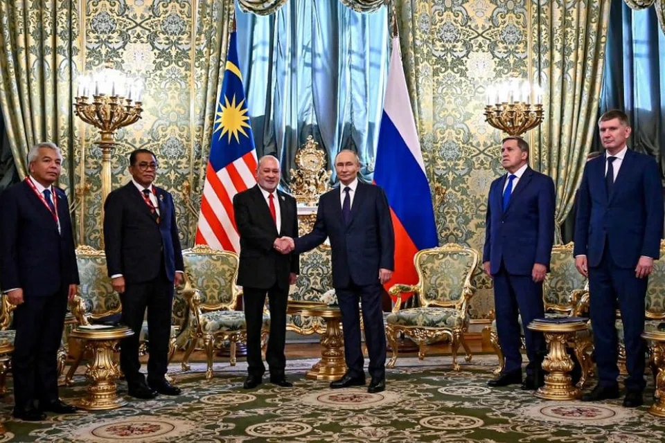 Yang di-Pertuan Agong, Sultan Ibrahim (tiga dari kiri), bersalaman dengan Presiden Russia, Encik Vladimir Putin, pada Majlis Sambutan Negara di Grand Kremlin Palace, Moscow, Russia, pada 6 Ogos.