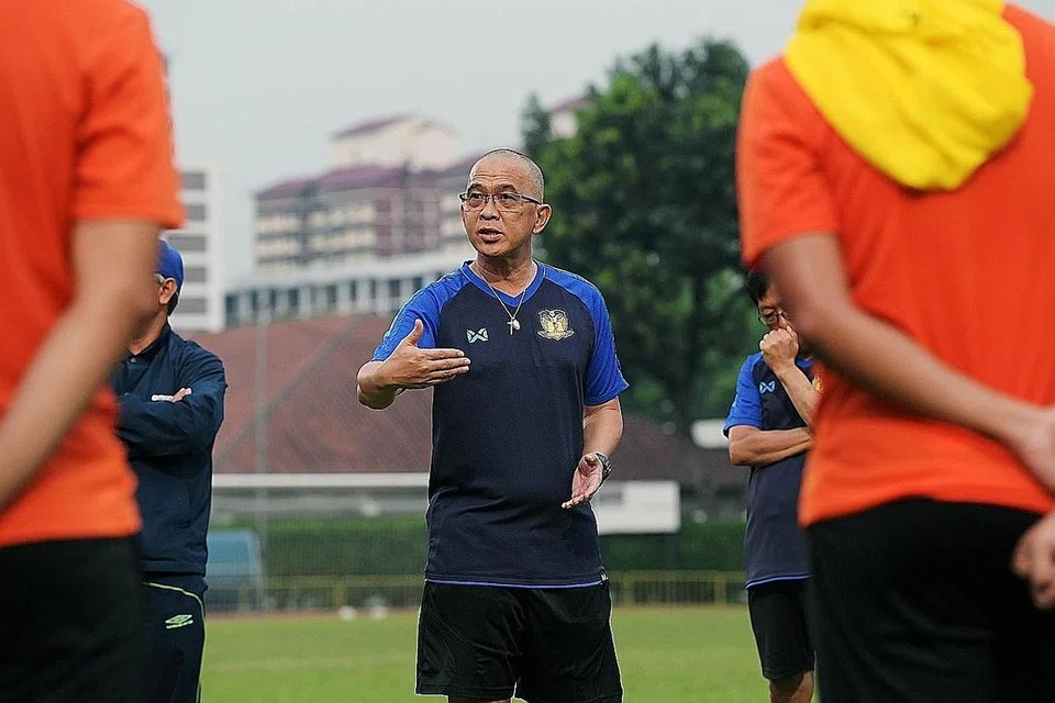 SAINGAN BELUM TAMAT: Jurulatih Hougang Teo (atas) dan jurulatih DPMM, Pennock akan terus memastikan pasukan mereka memberikan saingan yang sengit dalam harapan dapat layak ke pusingan seterusnya. - Foto SINGAPORE PREMIER LEAGUE, fail