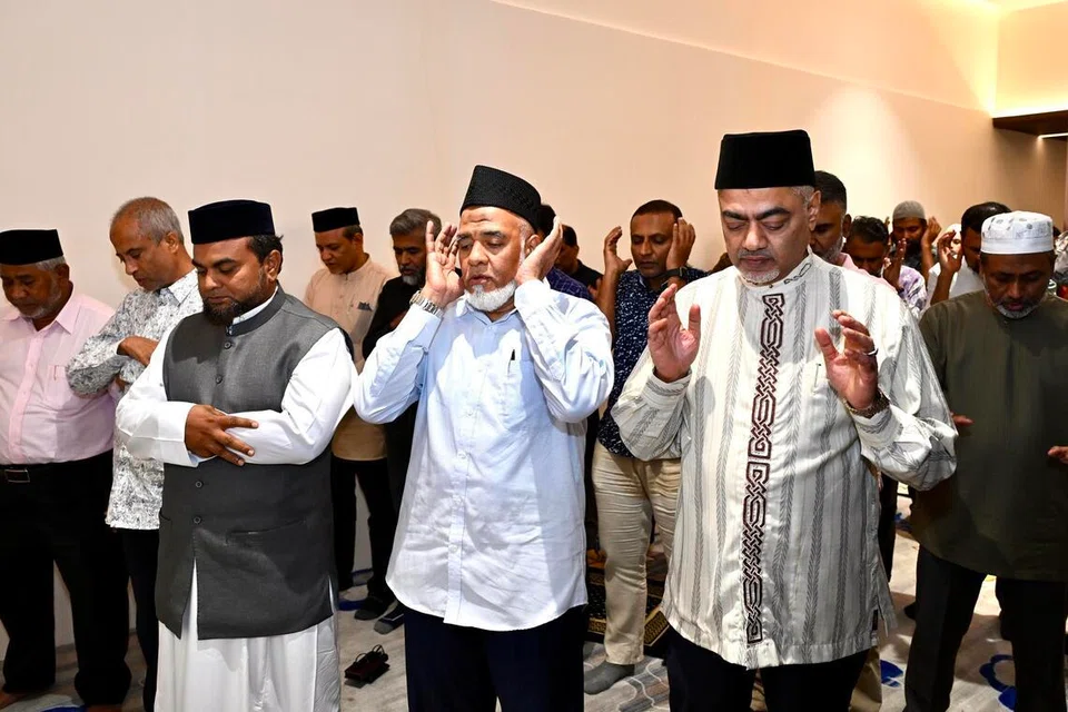 Solat tarawih turut diadakan selepas majlis berbuka puasa anjuran syarikat tempatan, Royal Kings Group, yang diimamkan oleh Ustaz Millath Ismail (baris depan, tengah) pada 19 Mac.