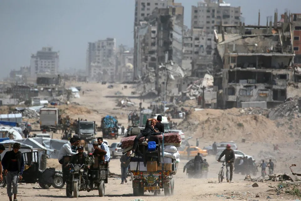 Orang ramai menggunakan jalan al-Rashid pada 2 April 2025 – satu-satunya laluan yang menghubungkan bahagian utara dan selatan wilayah Palestin. Pada hari yang sama, Perdana Menteri Israel, Encik Benjamin Netanyahu, menyatakan tentera Israel sedang “membahagikan” Jaluran Gaza dan merampas wilayah tertentu bagi memberi tekanan kepada Hamas agar membebaskan tebusan yang masih ditahan di wilayah itu. 