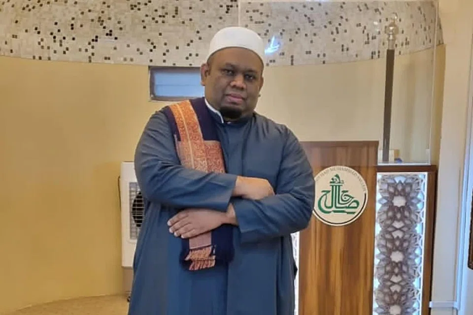 UTAMAKAN ADAB: Pegawai Dakwah (MRO) Masjid Haji Muhammad Salleh@Makam Habib Noh, Ustaz Abdul Hafiz Habib Rahman, menggalakkan masyarakat menjaga adab-adab di tanah perkuburan, khususnya untuk pengunjung Makam Habib Noh.