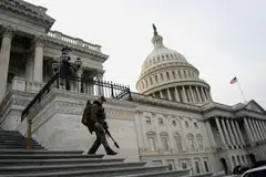 Seorang anggota Polis Capitol Amerika Syarikat melakukan rondaan selepas undian di Dewan Perwakilan mengenai resolusi kuasa perang dwipartisan yang bertujuan menghentikan kempen ketenteraan terhadap Iran di Capitol Hill, Washington, D.C., pada 5 Mac 2026.