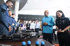 Menteri Ehwal Dalam Negeri merangkap Undang-Undang, Encik K Shanmugam (dua dari kanan), dan Pesuruhjaya Penjara, Cik Shie Yong Lee (kanan), berinteraksi dengan pegawai Perkhidmatan Penjara Singapura (SPS) semasa acara Kemajuan Korporat SPS dan Reben Kuning Singapura di Singapore Expo pada 30 April.