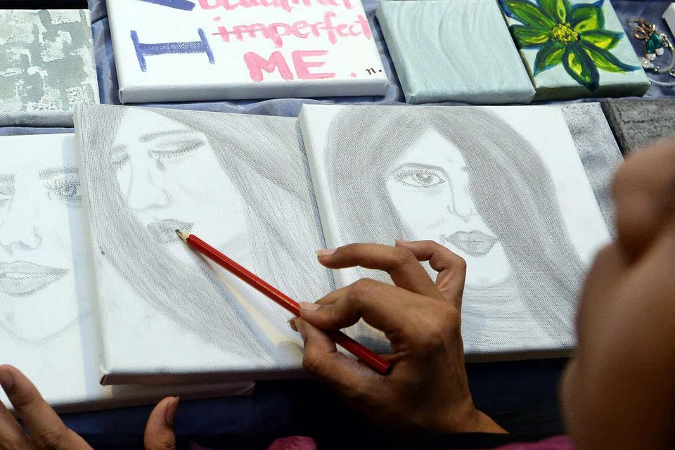 ILHAM DATANG TIBA-TIBA: Walau tidak mempunyai latar belakang dalam bidang lukisan, Cik Noor Naserimah mampu melukis apabila secara tiba-tiba beliau mendapat ilham atau mahu meluahkan sesuatu perasaan.