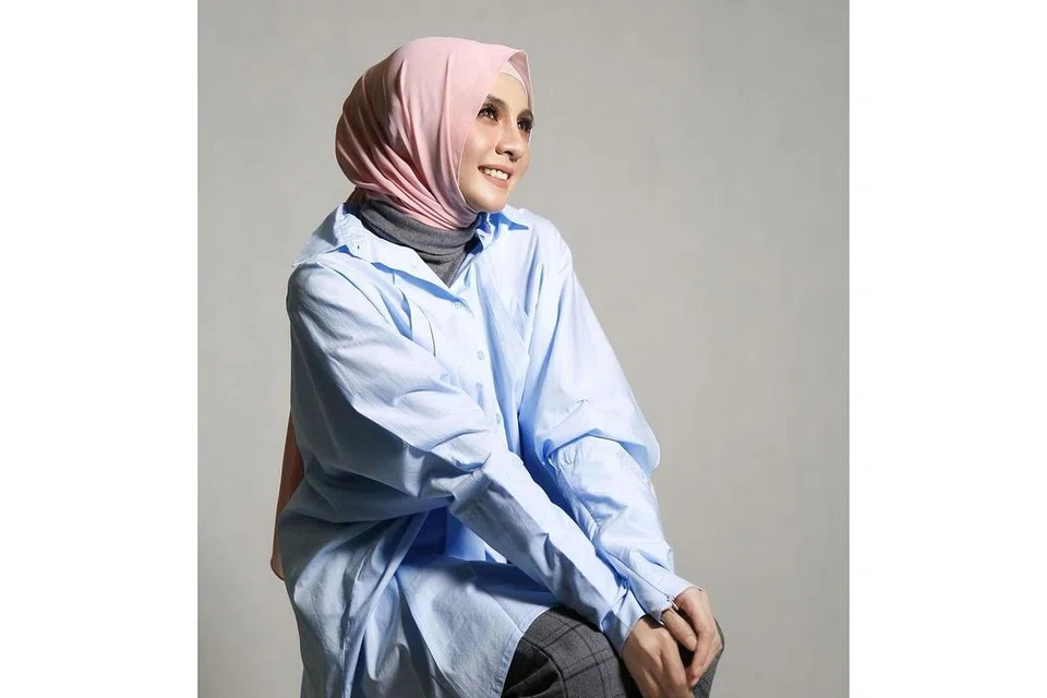 KEKAL ISTIQAMAH: Zizi enggan menghakimi keputusan diambil rakan artis yang membuka tudung dan meminta masyarakat agar tidak memberi tekanan dan terus memanjatkan doa pintu hati mereka dibuka semula untuk berhijab. - Foto INSTAGRAM ZIZI KIRANA