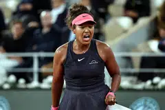 Pemain tenis dari Jepun, Naomi Osaka, beraksi semasa perlawanan sengit pusingan kedua menentang Iga Swiatek dari Poland. 