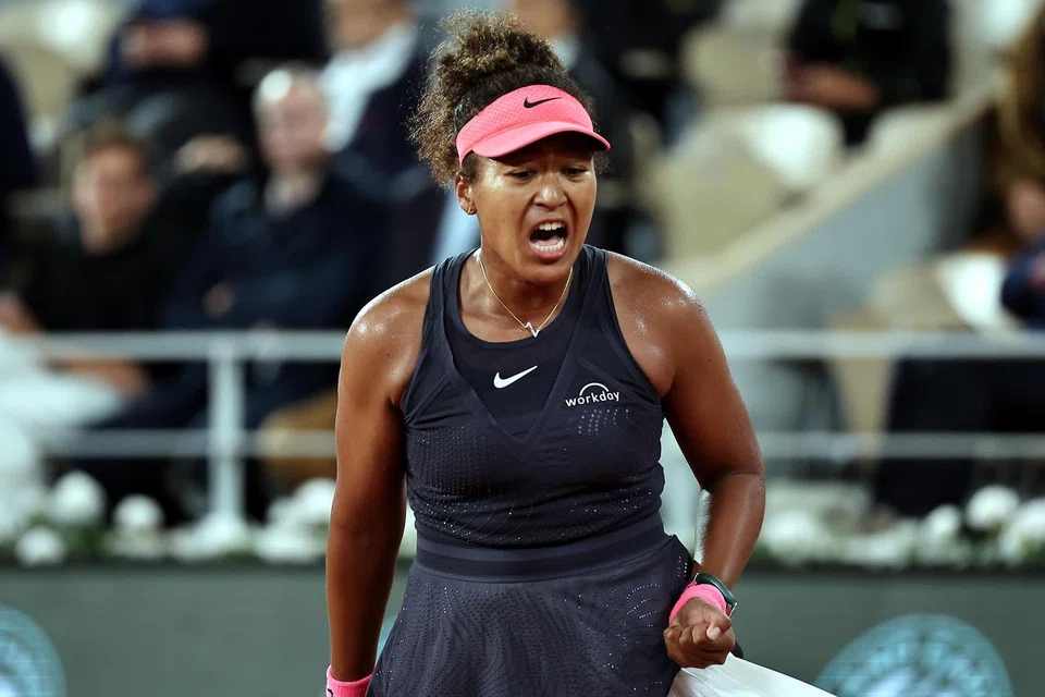 Pemain tenis dari Jepun, Naomi Osaka, beraksi semasa perlawanan sengit pusingan kedua menentang Iga Swiatek dari Poland. 