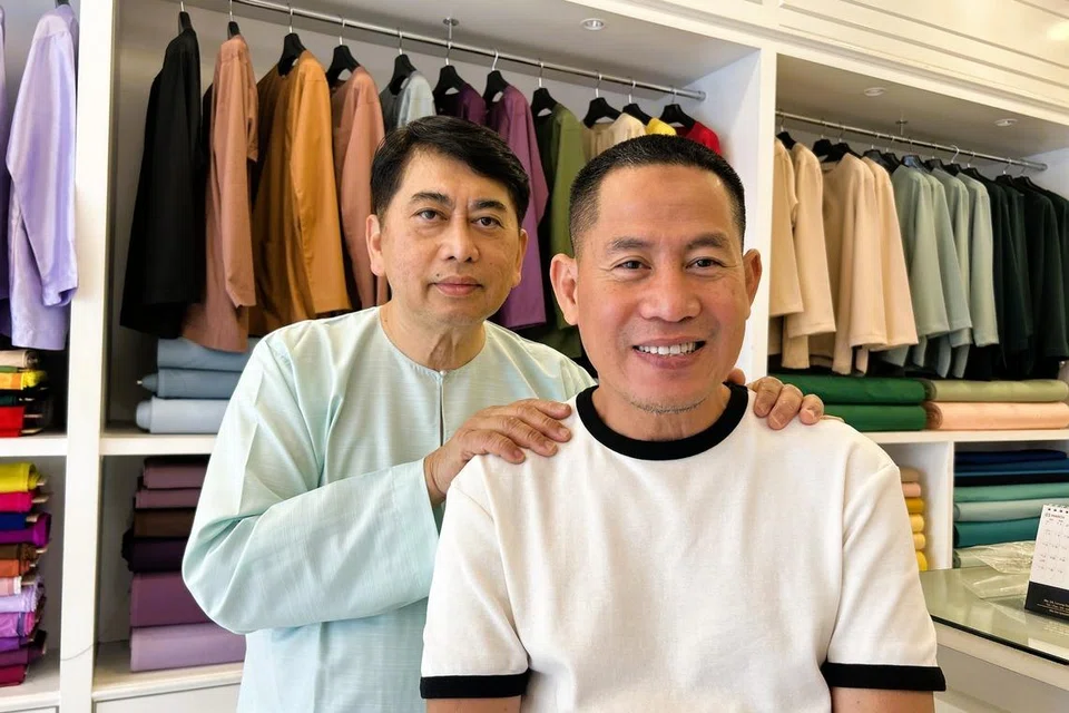 Encik Jamil Sukaimi (kanan), bersama pelanggan yang juga sahabat setia, Encik Ismail Riduwan, yang sudah menempah baju Raya teluk belanga selama kira-kira 40 tahun.