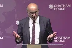 BERI PANDANGAN EKONOMI:  Menteri Kanan merangkap Menteri Penyelaras bagi Dasar Sosial, Encik Tharman Shanmugaratnam berucap mengenai strategi untuk dunia yang lebih berdaya tahan di Chatham House.
