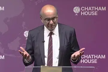 BERI PANDANGAN EKONOMI:  Menteri Kanan merangkap Menteri Penyelaras bagi Dasar Sosial, Encik Tharman Shanmugaratnam berucap mengenai strategi untuk dunia yang lebih berdaya tahan di Chatham House.