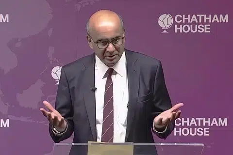 BERI PANDANGAN EKONOMI:  Menteri Kanan merangkap Menteri Penyelaras bagi Dasar Sosial, Encik Tharman Shanmugaratnam berucap mengenai strategi untuk dunia yang lebih berdaya tahan di Chatham House.