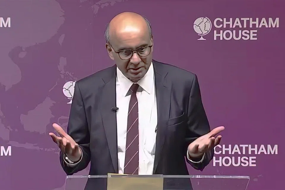 BERI PANDANGAN EKONOMI:  Menteri Kanan merangkap Menteri Penyelaras bagi Dasar Sosial, Encik Tharman Shanmugaratnam berucap mengenai strategi untuk dunia yang lebih berdaya tahan di Chatham House.