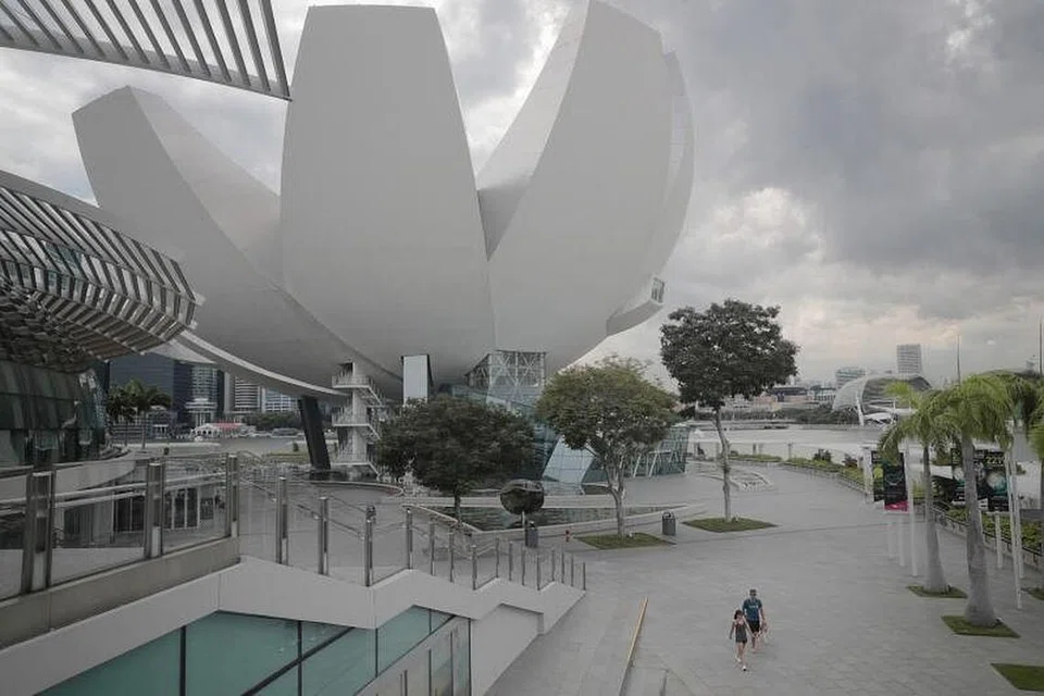 SEJAUH MATA MEMANDANG: Kawasan tumpuan pelancong seperti di Marina Bay juga 'lopong' dengan segelintir sahaja orang yang berada di situ.