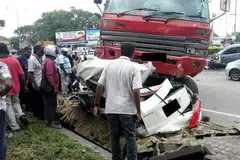 NAHAS PORT DICKSON: Empat sekeluarga maut selepas kereta yang dinaiki mereka dirempuh sebuah lori di simpang tiga Lukut-Sepang, Port Dickson. Pemandu lori itu dijatuhi hukuman penjara lima tahun.