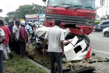 NAHAS PORT DICKSON: Empat sekeluarga maut selepas kereta yang dinaiki mereka dirempuh sebuah lori di simpang tiga Lukut-Sepang, Port Dickson. Pemandu lori itu dijatuhi hukuman penjara lima tahun.