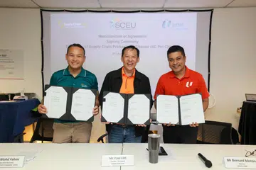(Dari kiri) Eksekutif Setiausaha Eksekutif  Kesatuan Pekerja Rantaian Bekalan (SCEU), Encik Mohd Fahmi Aliman; Pengasas dan Presiden Supply Chain Asia (SCA), Encik Paul Lim; dan Pengarah Pusat Kongres Kesatuan Sekerja Kebangsaan U PME (NTUC U PME), Encik Bernard Menon semasa majlis menandatangani Memorandum Perjanjian (MOA) Supply Chain Asia Innovation Playground pada 25 Mac.