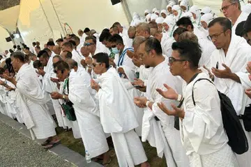 Jemaah Shahidah Travel and Tours mengambil peluang berdoa di Arafah dan gembira dengan perkhidmatan cemerlang kendalian syarikat tersebut. Gambar diambil pada musim haji 2023.