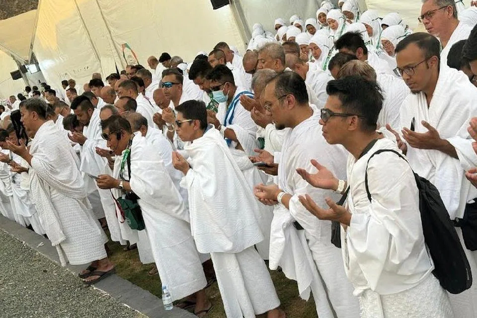 Jemaah Shahidah Travel and Tours mengambil peluang berdoa di Arafah dan gembira dengan perkhidmatan cemerlang kendalian syarikat tersebut. Gambar diambil pada musim haji 2023.