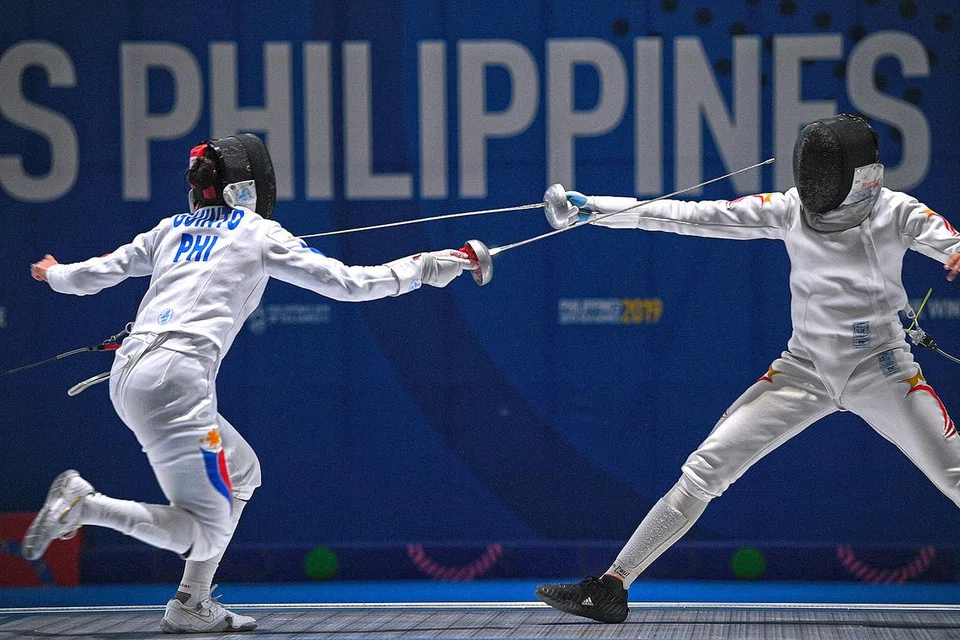 HAMPIR JUARA: Kiria Tikanah (kanan) semasa pertarungan menentang pelawan pedang Filipina (kiri) dalam perlawanan akhir lawan pedang berpasukan epee wanita semalam. - Foto BM oleh MARK CHEONG