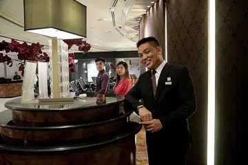 SAMBUT BAIK INISIATIF: Encik Azharie Mudakir, Penolong Pengarah Operasi Royal Plaza On Scotts (kanan), berkata adanya kelas kecergasan yang kerap dan pemeriksaan kesihatan percuma di bawah inisiatif Persatuan Perniagaan Orchard Road (ORBA) itu mewujudkan integrasi yang lebih baik antara kerja dengan kehidupan bagi pekerja. - Foto-foto NENIE KAIRUMAN