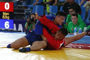 DILARANG BERTANDING: Chow (baju biru) semasa beraksi dalam sambo kelas 82 kilogram di Sukan SEA Filipina Disember lalu. - Foto ZAOBAO