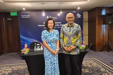 Pengarah Kanan Yayasan Temasek, Ling Pei Shan (kiri), bersama Pengerusi 5P Global Movement Indonesia, William Sabandar, pada sidang media Anugerah Keharmonian dalam Kepelbagaian di Jakarta, 14 Julai 2026. Mereka berkata anugerah itu diwujudkan bagi mengiktiraf individu yang memainkan peranan penting dalam memperkukuh dialog, kepercayaan dan persefahaman antara masyarakat berbilang agama dan budaya di Asia Tenggara. Penerima pertama anugerah itu ialah Kardinal Orlando Beltran Quevedo dari Filipina atas sumbangannya dalam usaha pembinaan keamanan dan dialog antara agama di Mindanao.