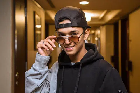 CUBA SESUATU YANG BARU: Walaupun popular dengan lagu-lagu 'jiwang', penyanyi muda Aiman Tino ingin beralih pada genre R&B pula selepas berbincang dengan pihak pengurusan dan ibu bapanya sebagai langkah mengorak strategi baru. - Foto BH oleh ZALEHA ABDUL KADER