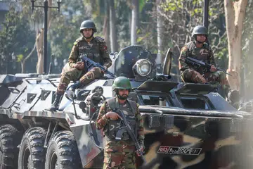 Anggota tentera Bangladesh berkawal di hadapan Mahkamah Agung di Dhaka, Bangladesh, pada 8 Februari 2024. Menurut Pihak Berkuasa Tertinggi Bangladesh, zon keselamatan telah diperketatkan di sekitar Mahkamah Agung dan kawasan sekitarnya berikutan keadaan keselamatan negara yang semakin tegang.