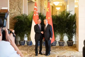 Menteri Ehwal Luar, Dr Vivian Balakrishnan (kiri), bertemu dengan Menteri Luar China, Encik Wang Yi (kanan), di Rumah Persinggahan Negara Diaoyutai di Beijing pada 9 September. 