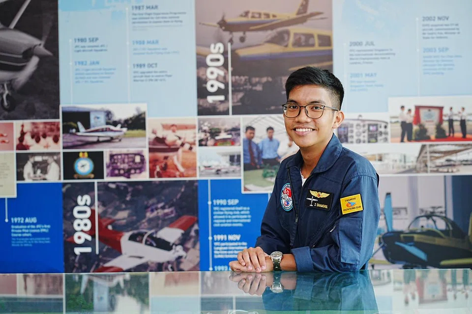 PELATIH TERBAIK: Sebagai pelatih juruterbang dalam program Kelab Penerbangan Belia Singapura (SYFC), Zaqeerul Iman Shamshul Qamar, pelajar tahun kedua Maktab Rendah Anglo-Chinese, menyimpan cita-cita untuk menjadi juruterbang Angkatan Udara Republik Singapura.