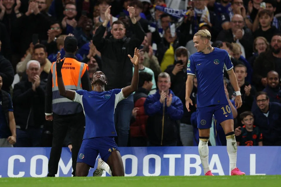 RAI GOL: Penyerang Chelsea Nicolas Jackson (kiri) meraikan jaringan pembukaan bersama pemain tengah Mykhailo Mudryk semasa perlawanan Brighton & Hove Albion di Stamford Bridge.
