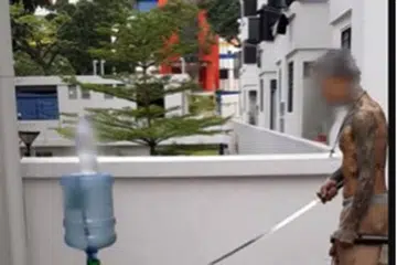 MASIH DISIASAT: Seorang lelaki diberkas di rumahnya kerana membawa pedang samurai di tempat awam.  