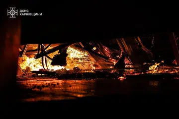 Gambar yang dikeluarkan oleh bahagian media Perkhidmatan Kecemasan Ukraine pada 26 Mei 2025 menunjukkan kebakaran di sebuah kilang perusahaan swasta berikutan serangan Russia di wilayah Kharkiv. 