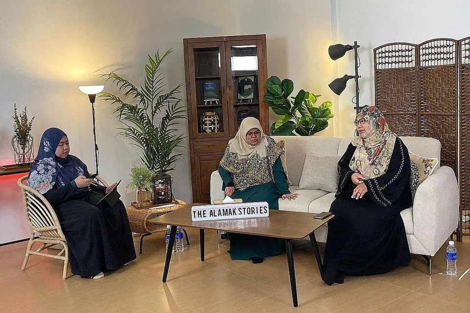 BINCANG ISU: 'The Alamak Stories' terbitan Pergas akan menampilkan (dari kanan) Ustazah Nadia Hanim Abdul Rahman dan Ustazah Kalthom Muhammad Isa dengan Ustazah Zahratur Rofiqah Mochamad Sandisi selaku pengacara. - Foto PERGAS
