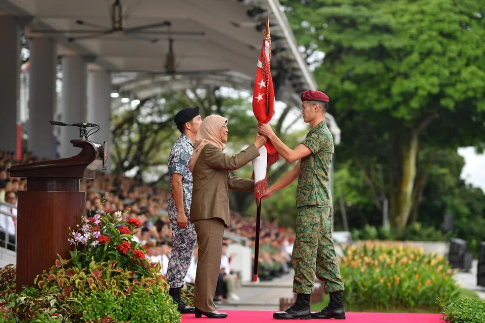 TERIMA ANUGERAH: Pegawai Komand Batalion Komando Pertama, Leftenan Kolonel (LTC) Tan Rui Lin,  menerima Anugerah Unit Kombat Terbaik daripada Presiden Halimah.