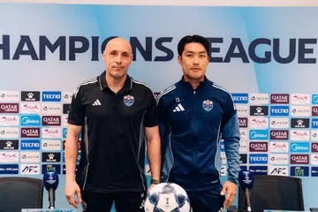 Jurulatih Lion City Sailors, Aleksandar Rankovic (kiri), bersama pemain tengah, Song Ui-young, mengakui tekanan perlawanan ‘wajib menang’ Liga Juara-Juara Asia 2 menentang Persib Bandung di Stadium Bishan pada 26 November. Kedua-dua mereka mengalu-alukan penyokong untuk terus turun dan mendorong mereka mendapatkan kemenangan yang diperlukan.