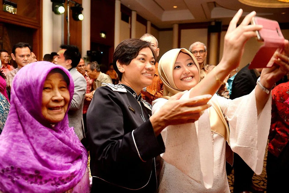 BUAT KENANGAN: Anggota Parlimen GRC Jurong, Cik Rahayu Mahzam, mangambil 'selfie' bersama Cik Zuraidah bagi merakam kenangan bersama. - Foto M.O. SALLEH