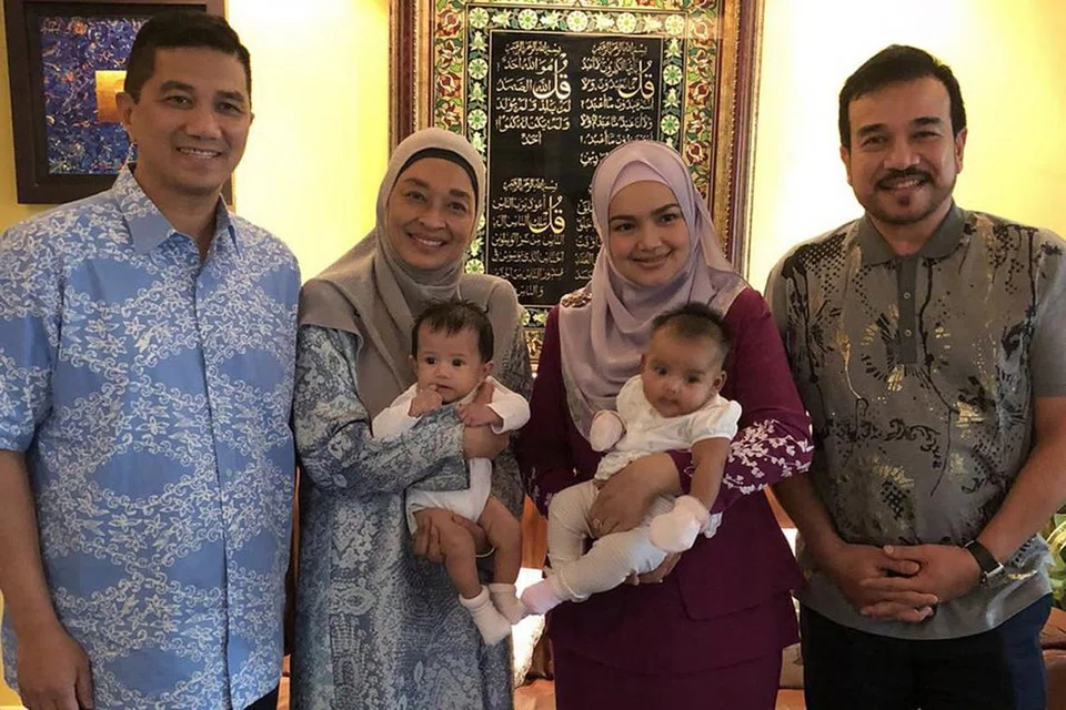 PERKUKUH IKATAN: Siti bersama suaminya, Datuk Seri Khalid Mohamad Jiwa (paling kanan) bergambar dengan Menteri Hal Ehwal Ekonomi, Datuk Seri Mohamed Azmin (paling kiri) dan isterinya, Datin Seri Shamsida Taharin. - Foto INSTAGRAM SITI NURHALIZA