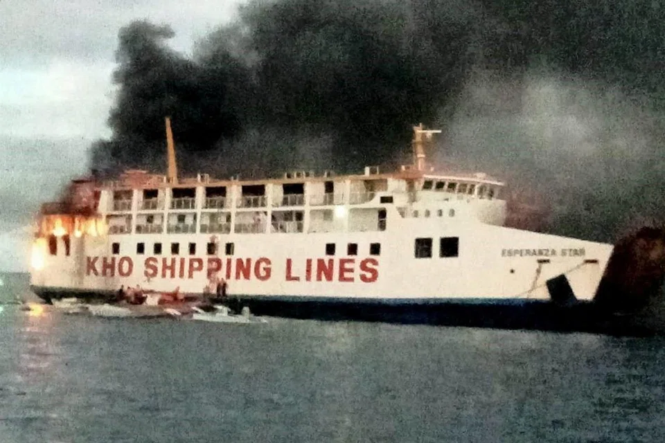 TERBAKAR: Feri M/V Esperanza Star, yang membawa 65 penumpang dan 55 pegawai dan anak kapal, terbakar ketika sedang berlayar dari pulau Siquijor di selatan ke pulau Bohol yang berdekatan.