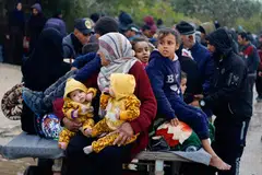 PERTERMPURAN BERTERUSAN: Rakyat Palestin yang melarikan diri dari Khan Younis, kerana operasi ketenteraan darat Israel, bergerak ke arah Rafah, di tengah-tengah konflik berterusan antara Israel dengan Hamas, di selatan Jaluran Gaza.