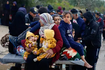 PERTERMPURAN BERTERUSAN: Rakyat Palestin yang melarikan diri dari Khan Younis, kerana operasi ketenteraan darat Israel, bergerak ke arah Rafah, di tengah-tengah konflik berterusan antara Israel dengan Hamas, di selatan Jaluran Gaza.