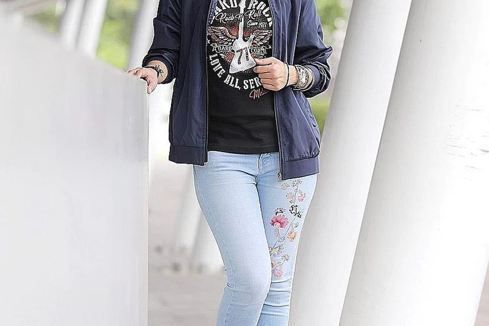 IMPIAN JADI KENYATAAN: Setelah sekian lama mengidamkan lagu sendiri, Melissa Sailla, dipelawa penggubah lagu Yazri Malik agar merakam lagu 'Berpura Bahagia' yang sudah berada dalam simpanan Yazri sekian lama. - Foto BH oleh GAVIN FOO