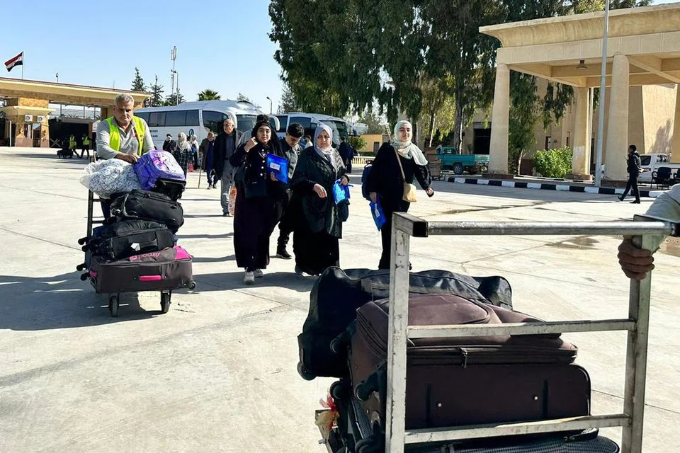 BUKA SEMPADAN: Penduduk Palestin menyeberang dari Semenanjung Gaza ke Mesir melalui lintasan sempadan Rafah pada 23 November di semenanjung Sinai, di tengah-tengah pertempuran berterusan antara Israel dengan kumpulan Hamas. 