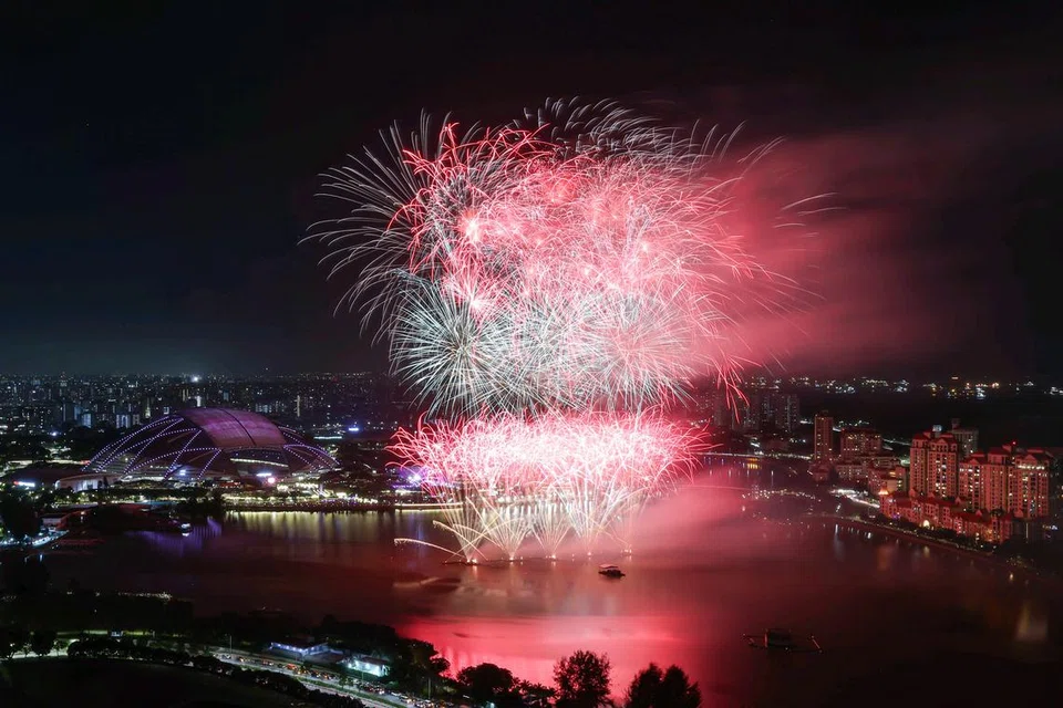 Pertunjukan bunga api di Kallang Basin untuk menyambut Tahun Baru 2025.