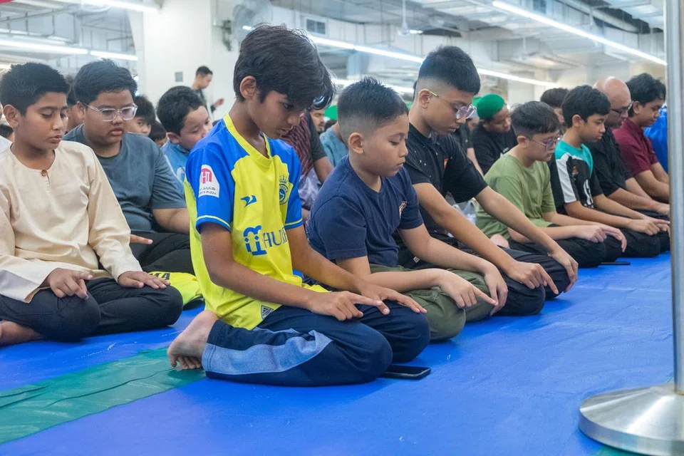 Lebih 500 anak muda daripada pelbagai lapisan masyarakat bersatu untuk melakukan solat tarawih bersama-sama.