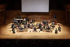 Dinamakan Symphony of Friendship, konsert yang menggabungkan 20 pelatih dari Rumah Kebajikan Muhammadiyah (RKM) bersama 10 mentor Kumpulan Seni Djoko Mangkrengg (DMPA) itu dipaparkan kepada sekitar 370 tetamu di Sekolah Seni Singapura (Sota) pada 13 Disember. 
