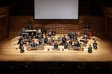 Dinamakan Symphony of Friendship, konsert yang menggabungkan 20 pelatih dari Rumah Kebajikan Muhammadiyah (RKM) bersama 10 mentor Kumpulan Seni Djoko Mangkrengg (DMPA) itu dipaparkan kepada sekitar 370 tetamu di Sekolah Seni Singapura (Sota) pada 13 Disember. 