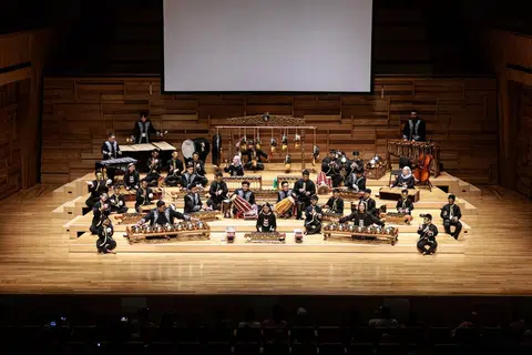 Dinamakan Symphony of Friendship, konsert yang menggabungkan 20 pelatih dari Rumah Kebajikan Muhammadiyah (RKM) bersama 10 mentor Kumpulan Seni Djoko Mangkrengg (DMPA) itu dipaparkan kepada sekitar 370 tetamu di Sekolah Seni Singapura (Sota) pada 13 Disember. 