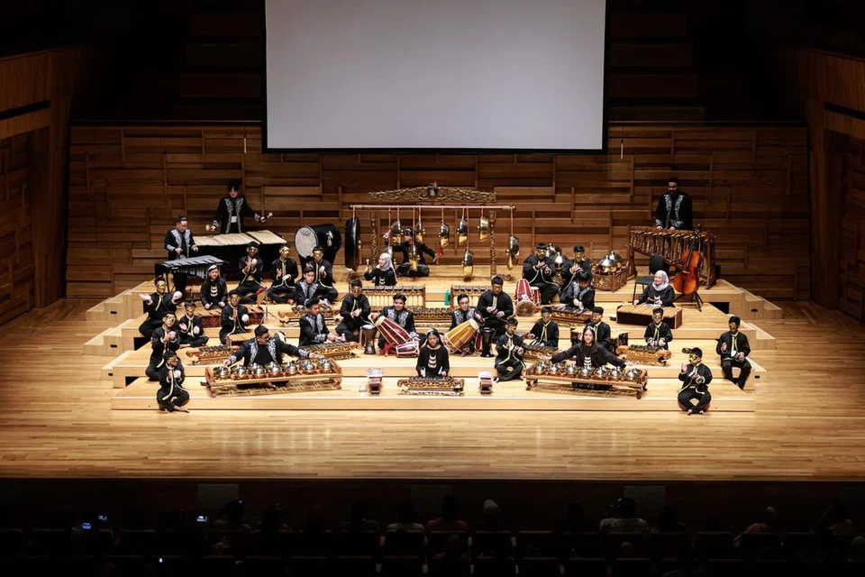 Dinamakan Symphony of Friendship, konsert yang menggabungkan 20 pelatih dari Rumah Kebajikan Muhammadiyah (RKM) bersama 10 mentor Kumpulan Seni Djoko Mangkrengg (DMPA) itu dipaparkan kepada sekitar 370 tetamu di Sekolah Seni Singapura (Sota) pada 13 Disember. 