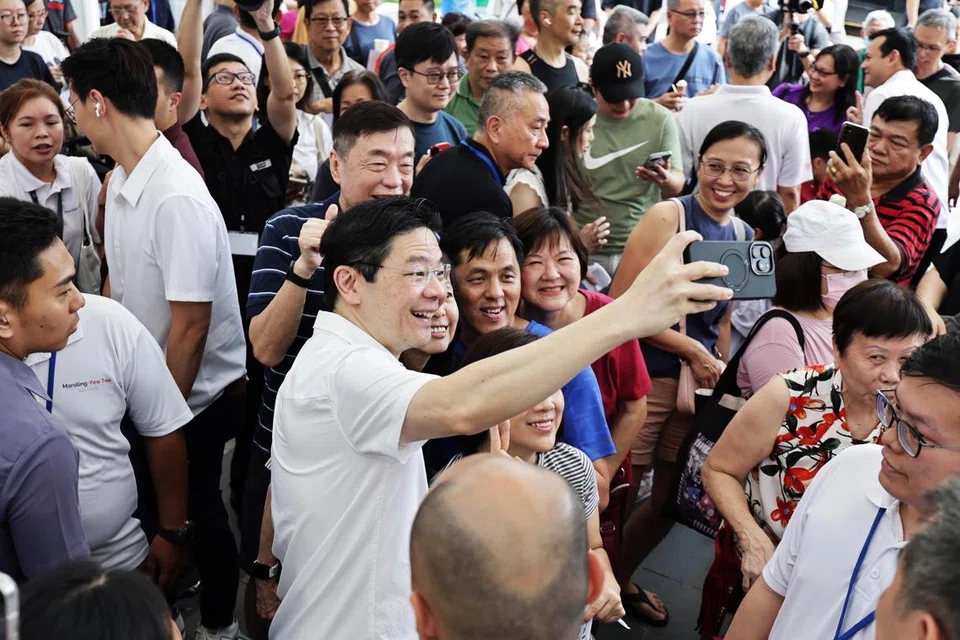 Perdana Menteri, Encik Lawrence Wong, beramah tamah bersama hadirin di pelancaran Pelan Induk Majlis Bandaran Marsiling-Yew Tee (2025-2030), di Yew Tee Square pada 5 April. 